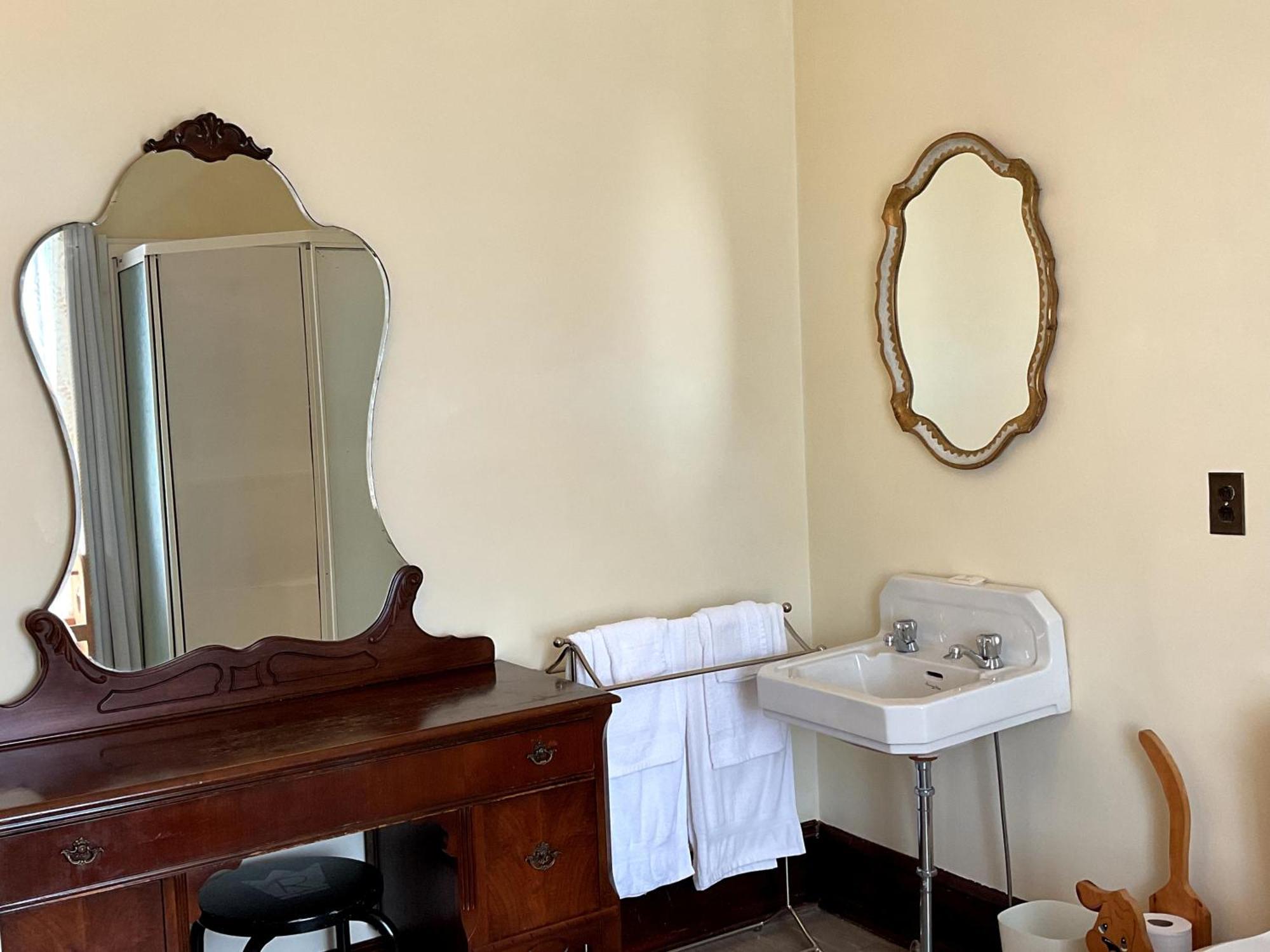 Deluxe Queen Suite